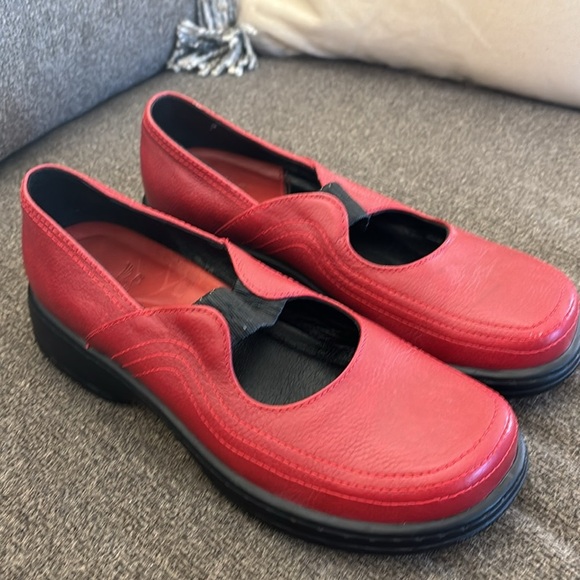 Dansko Elle Red Pebble Leather Mary Jane Slip On Clogs Size 8.5 Portugal - Picture 2 of 15